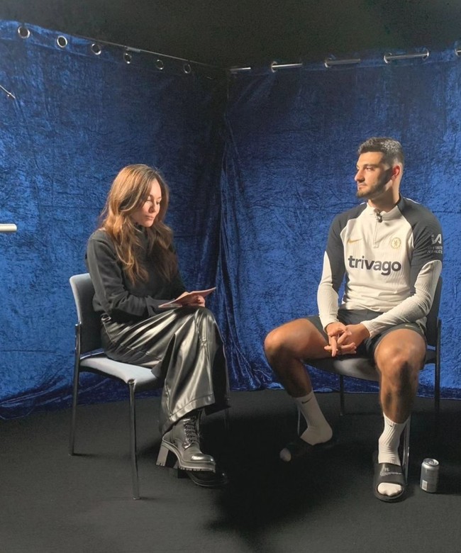 Tak hanya sekedar berkunjung, Wulan juga mendapat kesempatan untuk mewawancarai salah satu bintang sepak bola Chelsea, Armando Broja. Di Insagram pribasinya terlihat Wulan memamerkan momen pertemuannya tersebut. Foto: Instagram/@wulanguritno