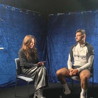 Tak hanya sekedar berkunjung, Wulan juga mendapat kesempatan untuk mewawancarai salah satu bintang sepak bola Chelsea, Armando Broja. Di Insagram pribasinya terlihat Wulan memamerkan momen pertemuannya tersebut. Foto: Instagram/@wulanguritno