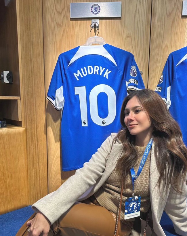 Wulan Guritno juga berkesempatan mengintip ruang ganti para pemain. Tak lupa Wulan yang mengenakan setelan serba coklat itu tampak mengambil foto saat berada di sana. Foto: Instagram/@wulanguritno