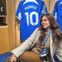 Wulan Guritno juga berkesempatan mengintip ruang ganti para pemain. Tak lupa Wulan yang mengenakan setelan serba coklat itu tampak mengambil foto saat berada di sana. Foto: Instagram/@wulanguritno