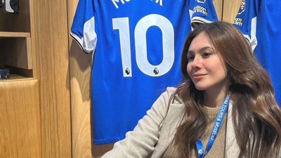 7 Potret Wulan Guritno di Inggris, Pamer Foto Bareng Bintang Sepak Bola