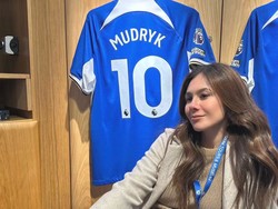 7 Potret Wulan Guritno di Inggris, Pamer Foto Bareng Bintang Sepak Bola