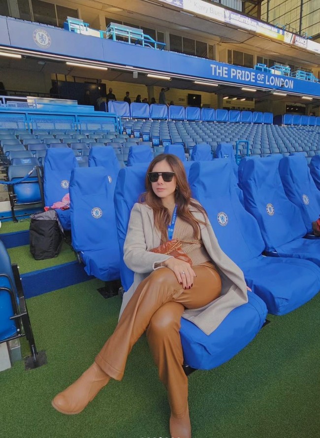 Mengenakan pakaian serba coklat, Wulan Guritno juga berpose di kursi penonton stadion Stamford Bridge. Sambil mengenakan kaca mata hitam, gaya ibu 3 orang anak itu tampak begitu stylish. Foto: Instagram/@wulanguritno