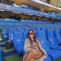Mengenakan pakaian serba coklat, Wulan Guritno juga berpose di kursi penonton stadion Stamford Bridge. Sambil mengenakan kaca mata hitam, gaya ibu 3 orang anak itu tampak begitu stylish. Foto: Instagram/@wulanguritno