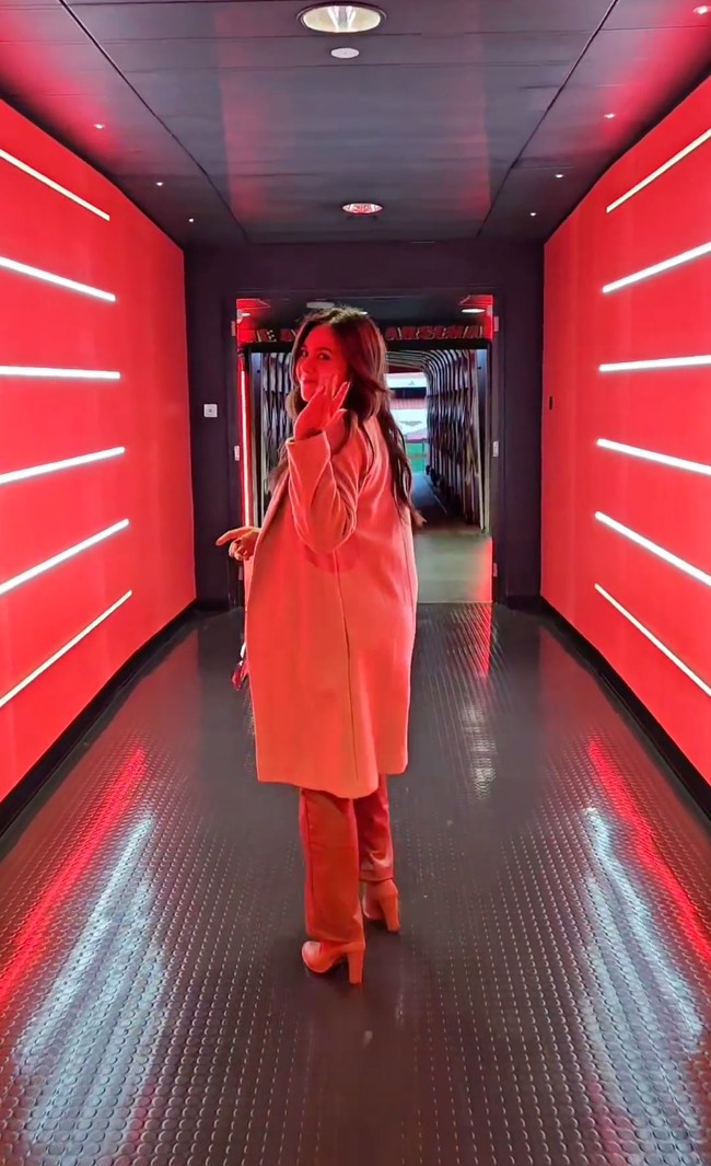 Terlihat Wulan Guritno yang begitu bahagia bisa mendapat kesempatan emas untuk berkunjung ke kandang Chelsea sekaligus mewawancarai salah satu pemainnya. Ekspresi bahagia yang diperlihatkannya pun membuat pesona Wulan semakin terpancar. Foto: Instagram/@wulanguritno