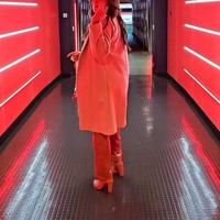 Terlihat Wulan Guritno yang begitu bahagia bisa mendapat kesempatan emas untuk berkunjung ke kandang Chelsea sekaligus mewawancarai salah satu pemainnya. Ekspresi bahagia yang diperlihatkannya pun membuat pesona Wulan semakin terpancar. Foto: Instagram/@wulanguritno