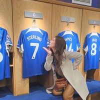 Potret saat Wulan berpose dengan latar belakang jersey para pemain sepak bola. Tampak dirinya yang menunjukkan kecintaannya pada Raheem Sterling yang menjadi pemain nomor 7 di Chelsea. Foto: Instagram/@wulanguritno