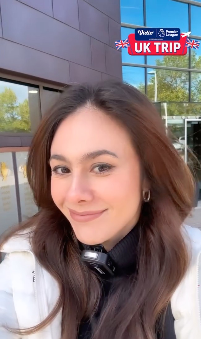 Bertolak ke Inggris, Wulan Guritno tampak asik main ke kandang klub sepak bola Chelsea. Kunjungan Wulan ke Stamford Bridge itu dalam rangka membuat konten. Foto: Instagram/@wulanguritno