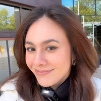 Bertolak ke Inggris, Wulan Guritno tampak asik main ke kandang klub sepak bola Chelsea. Kunjungan Wulan ke Stamford Bridge itu dalam rangka membuat konten. Foto: Instagram/@wulanguritno