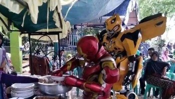 Iron Man dan Bumblebee-nya belum makan dari pagi. Foto: Instagram/lelucon.seru