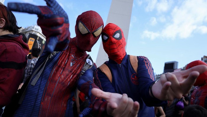 1.000 'Spider-Man' Kumpul di Buenos Aires Argentina, Ngapain? People dressed as Spider-Man point at each other at a Spider-Man cosplayers' gathering, organised in an attempt to set a Guinness World Record for the largest gathering of people dressed as Spider-Man, in Buenos Aires, Argentina October 29, 2023. REUTERS/Cristina Sille