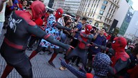 Ribuan orang ini berkumpul dengan tujuan untuk memecahkan rekor dunia sebagai orang terbanyak yang berpakaian seperti pahlawan super Marvel yang terkenal di satu acara publik.  