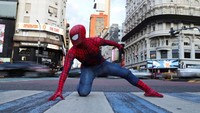 Seorang pria berpakaian Spider-Man berpose di Buenos Aires, Argentina, Minggu (29/10/2023).  