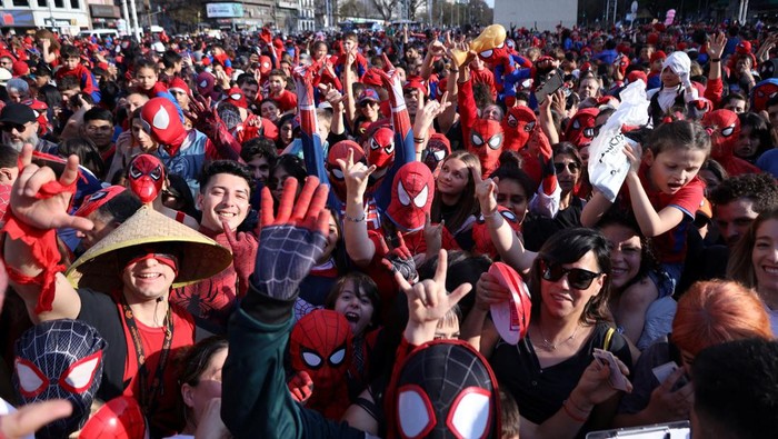 1.000 'Spider-Man' Kumpul di Buenos Aires Argentina, Ngapain? People dressed as Spider-Man point at each other at a Spider-Man cosplayers' gathering, organised in an attempt to set a Guinness World Record for the largest gathering of people dressed as Spider-Man, in Buenos Aires, Argentina October 29, 2023. REUTERS/Cristina Sille