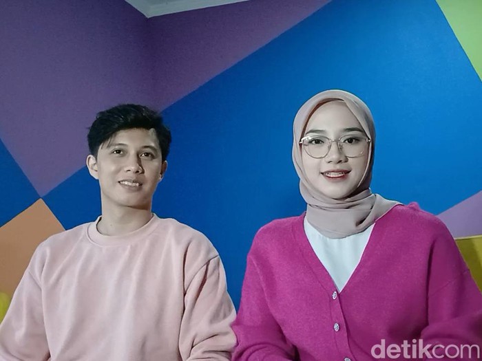 Putra Mastur, Ahmad Pule bersama istrinya, Yosi, ditemui di kawasan Transmedia pada Senin (30/10/2023).