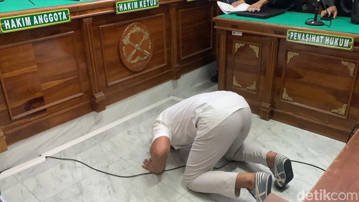 AKBP Achiruddin Hasibuan bersujud usai divonis bebas