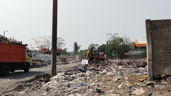Aktivitas di TPST Bantargebang kembali normal usai kebakaran kemarin, Minggu (29/10) sore.