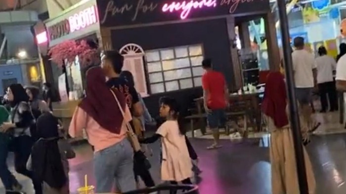 Video pengunjung berlarian di Solo Paragon Mall.