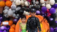 Kedua anak Rachel Vennya juga ikut pesta Halloween. Xabiru menjadi polisi sedangkan Chava menjadi Tinkerbell. Foto: Instagram