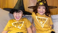 Balint dan Numa, anak Mona Ratuliu, memakai topi penyihir di perayaan Halloween. Foto: Instagram