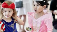 Amaira, putri Farah Quinn, menggelar perayaan ulang tahun dengan pesta kostum. Ia menjadi seorang putri dengan memakai gaun merah muda. Foto: Instagram