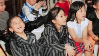 Thalia dan Thania, anak Ruben Onsu dan Sarwendah, hadir ke acara Halloween dengan mengenakan kostum Wednesday. Foto: Instagram