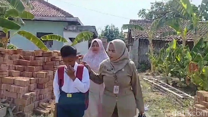 Anak tak sekolah dijemput Disdik Brebes untuk kembali sekolah, Senin (30/10/2023). Total ada 11.505 anak yang tak sekolah di Brebes karena faktor biaya.