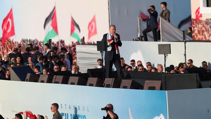 Ancang-ancang Erdogan Cap Israel 'Penjahat Perang' Turkish President Tayyip Erdogan attends a rally in solidarity with Palestinians in Gaza, amid the ongoing conflict between Israel and the Palestinian Islamist group Hamas, in Istanbul, Turkey October 28, 2023. REUTERS/Dilara Senkaya