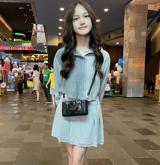 Memiliki kulit putih, rambut panjang, dan hidung mancung juga membuat Elea sering dipuji mirip eonni Korea. Bagaimana menurutmu? Foto: Instagram/@andhiiikapratama