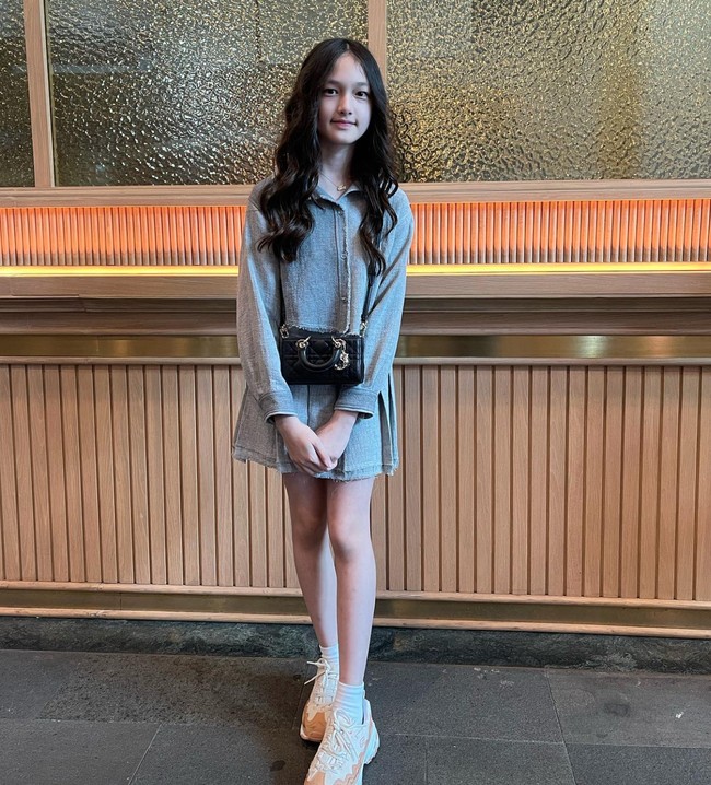 Sudah semakin besar Elea juga semakin jago memadu padankan apa yang dikenakannya. Seperti dalam foto ia terlihat mengenakan setelan rok dipadukan dengan tas selempang hitam dan sepasang sneakers. Foto: Instagram/@andhiiikapratama