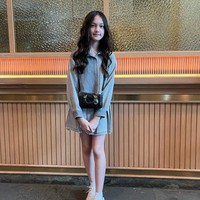 Sudah semakin besar Elea juga semakin jago memadu padankan apa yang dikenakannya. Seperti dalam foto ia terlihat mengenakan setelan rok dipadukan dengan tas selempang hitam dan sepasang sneakers. Foto: Instagram/@andhiiikapratama