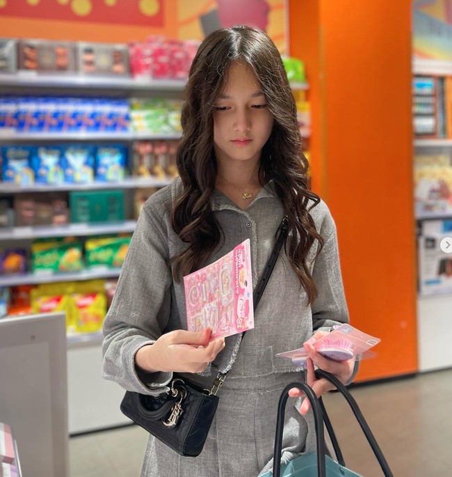 Dalam keterangan di unggahan terbarunya Andhika mengaku akan menjadi orang yang galak dan rese jika nantinya ada pria yang berani berkunjung ke rumah menemui Elea. angan salahin papa , kalo nanti papa jadi orang yg galak & rese ketika ada yg berani apel kerumah, tulis Andhika. Foto: Instagram/@andhiiikapratama