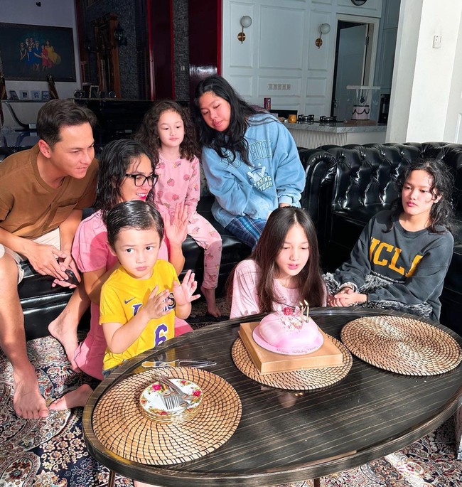 Baru merayakan ulang tahun yang ke-11, penampilan putri Andhika Pratama dan Ussy Sulistiawaty yang satu ini berhasil mencuri atensi. Semakin besar pemilik nama lengkap Shakeela Eleanor Ameera itu terlihat semakin cantik. Foto: Instagram/@andhiiikapratama