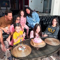 Baru merayakan ulang tahun yang ke-11, penampilan putri Andhika Pratama dan Ussy Sulistiawaty yang satu ini berhasil mencuri atensi. Semakin besar pemilik nama lengkap Shakeela Eleanor Ameera itu terlihat semakin cantik. Foto: Instagram/@andhiiikapratama