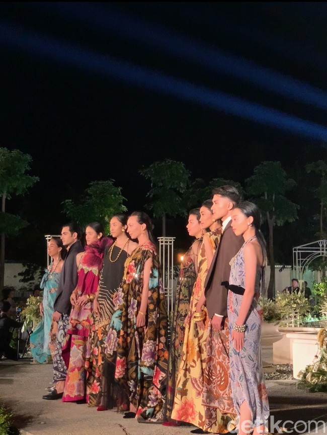 Iwan Tirta Private Collection memamerkan busana batik terbarunya saat gelaran Angsukayana Batik Mangkunegaran 2023 di kompleks Pura Mangkunegaran pada Minggu (30/10/2023).Foto: dok. R Chairini Putong/Wolipop
