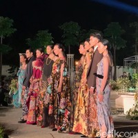 Iwan Tirta Private Collection memamerkan busana batik terbarunya saat gelaran Angsukayana Batik Mangkunegaran 2023 di kompleks Pura Mangkunegaran pada Minggu (30/10/2023).Foto: dok. R Chairini Putong/Wolipop