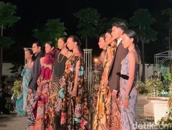 8 Koleksi Batik Iwan Tirta Private Collection Dipamerkan di Pura Mangkunegaran