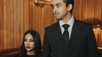 Di sebelahnya, ada Nadif Zahiruddin yang menjadi dari Morticia, Gomez. Foto: Instagram Anya Geraldine