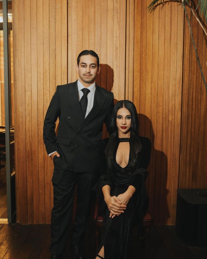 Anya Geraldine dan Nadif Zahiruddin Anya Geraldine dan Nadif Zahiruddin, pacarnya, saat cosplay menjadi Addams Family di Halloween 2023.