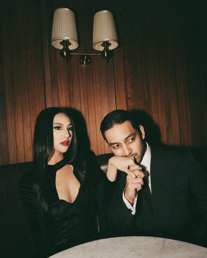 Anya Geraldine dan Nadif Zahiruddin Anya Geraldine dan Nadif Zahiruddin, pacarnya, saat cosplay menjadi Addams Family di Halloween 2023.