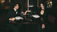 Anya Geraldine dan Nadif Zahiruddin menjadi Addams Family yang merupakan keluarga fiksi yang diciptakan oleh Charles Addams. Foto: Instagram Anya Geraldine