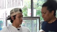 Sebagai seorang komika, Arie Kriting dekat dengan Indra Jegel. Keduanya tampak kompak saat ditantang untuk menjual pisang goreng. Foto: Instagram/arie_kriting