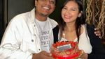 So Sweet! Arie Kriting dan Indah Permatasari Rebutan Sate untuk Makan Bareng