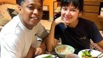 So Sweet! Arie Kriting dan Indah Permatasari Rebutan Sate untuk Makan Bareng