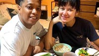 Setiap malam Arie Kriting dan Indah Permatasari tak pernah melewatkan waktu untuk dihabiskan bersama. Makan malam sederhana di meja, menjadi cara keduanya untuk tetap romantis. Foto: Instagram/arie_kriting