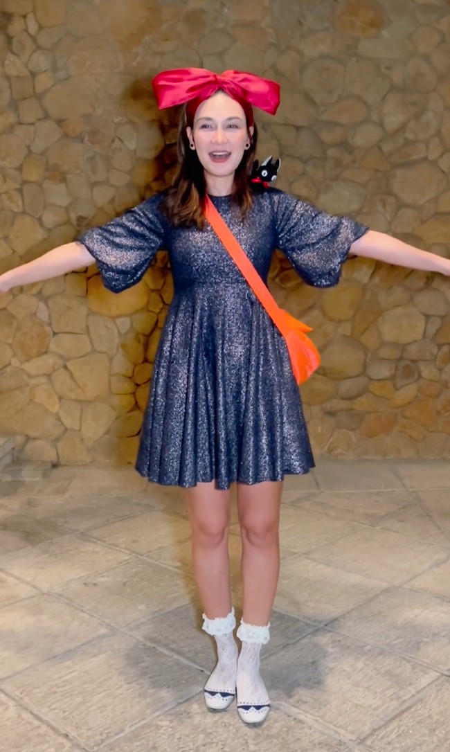 Berbeda dengan Vidi yang memilih tampil seram, Luna Maya justru memilih tampil imut dengan menjadi karakter Kikis Delivery Service. Ia tampak mengenakan dress hitam mengkilap yang dipadukan dengan tas selempang oranye dan sepatu putih.tak ketinggalan Luna juga mengenakan pita merah yang cukup besar di kepalanya khas karakter yang diperankannya itu. Foto: Instagram