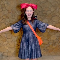 Berbeda dengan Vidi yang memilih tampil seram, Luna Maya justru memilih tampil imut dengan menjadi karakter Kikis Delivery Service. Ia tampak mengenakan dress hitam mengkilap yang dipadukan dengan tas selempang oranye dan sepatu putih.tak ketinggalan Luna juga mengenakan pita merah yang cukup besar di kepalanya khas karakter yang diperankannya itu. Foto: Instagram