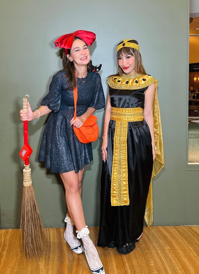 Berpose bersama Luna Maya, Ayu Dewi tampil cantik menjadi Cleopatra. Terlihat ia mengenakan busana khas Cleopatra yang didominasi warna hitam dan keemasan. Penampilannya itu tentunya juga dilengkapi dengan hiasan di kepalanya. Foto: Instagram