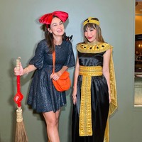 Berpose bersama Luna Maya, Ayu Dewi tampil cantik menjadi Cleopatra. Terlihat ia mengenakan busana khas Cleopatra yang didominasi warna hitam dan keemasan. Penampilannya itu tentunya juga dilengkapi dengan hiasan di kepalanya. Foto: Instagram