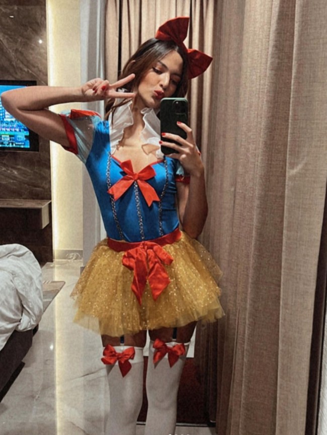 Nia Ramadhani tampil cantik dan seksi memerankan karakter Snow White atau Putri Salju. Terlihat ia memadukan atasan berbelahan dada cukup rendah dengan rok mini berwarna kuning. Tak lupa ia juga mengenakan pita yang cukp besar di kepalanya. Foto: Instagram